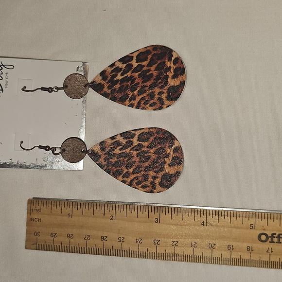 Leopard Themed Teardrop Earrings New - Picture 10 of 11